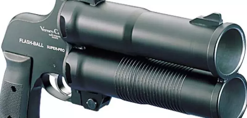 Ces tristes évènements rouvrent le dossier de la non-dangerosité du Flash-Ball affichée lors de son arrivé sur le marché français. (DR) Ces tristes évènements rouvrent le dossier de la non-dangerosité du Flash-Ball affichée lors de son arrivé sur le marché français. (DR)