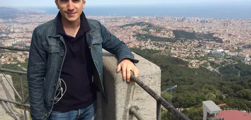 Âgé d'à peine 21 ans, ce jeune gay mal vu par ses parents n'est plus. Âgé d'à peine 21 ans, ce jeune gay mal vu par ses parents n'est plus.