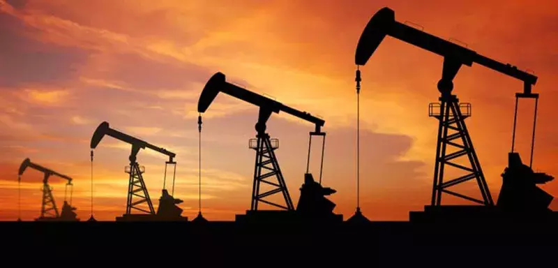 Les prix du pétrole pourraient connaître une hausse jusqu’à 75% si la guerre s’intensifie au Proche-Orient