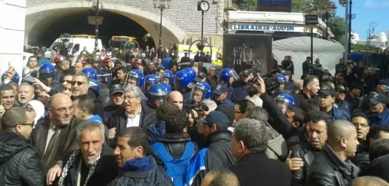 les manifestants bloqués à heuteur de la place Audin... (DR)