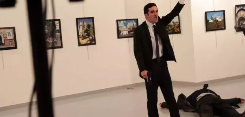Le diplomate russe a été abattu de plusieurs balles alors qu’il prononçait une allocution lors de l’inauguration d’une exposition d’art dans la capitale turque... (DR)