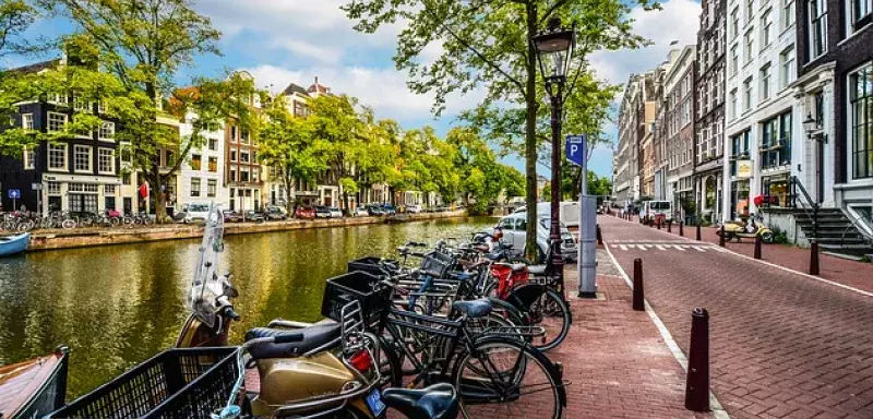 Pour faire face au nouveau variant Omicorn, Amsterdam a décidé de revenir vers un confinement strict. Une décision radicale qui risque de faire des émules en Europe (Photo: DR)