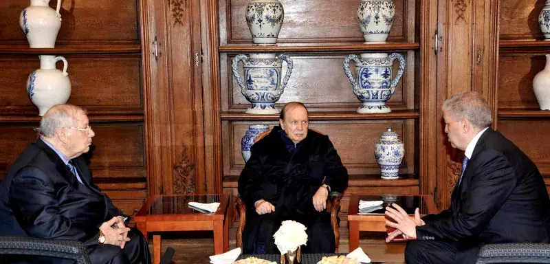 Bouteflika en compagnie du premier ministre et du chef d'état-major... (Xinhua)