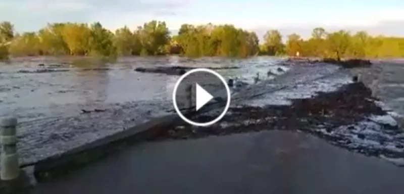 Vidéo : avec la crue du Gardon, l'eau est passée par-dessus le pont submersible de la commune de Dions ensuite inondée. (© Météo Languedoc)