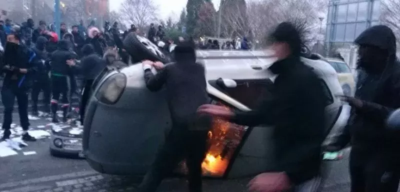 Une voiture de RTL a été incendiée aujourd'hui, lors de la manifestation contre les violences policières organisées pour Théo. (Capture d'écran Antoine Jeuffin/Twitter)