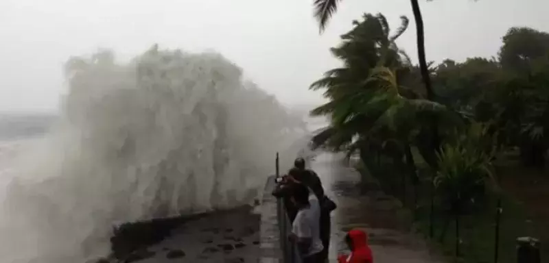 Des vagues de 10 mètres de haut peuvent être générées par le cyclone Dumile. (Capture d'écran YouTube © Christophe Chevallier)