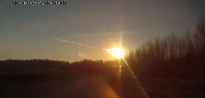 Les images filmées ce matin en Russie peuvent faire froid dans le dos, en attendant, ce soir, l'observation de l’astéroïde 2012 DA14... (Capture d'écran)