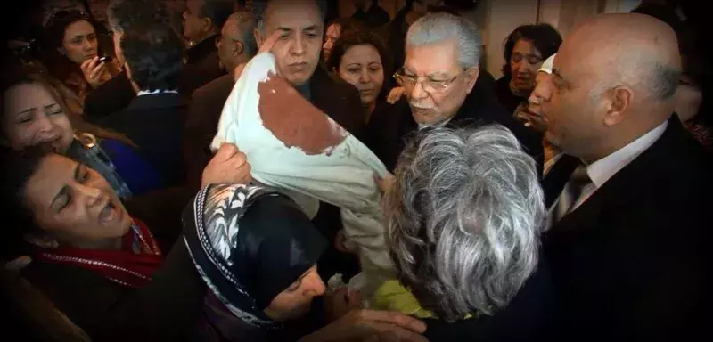 la famille et plusieurs personnalités politiques se sont rendues à la clinique où la dépouille de Chokri Belaid a été transportée ... (DR)