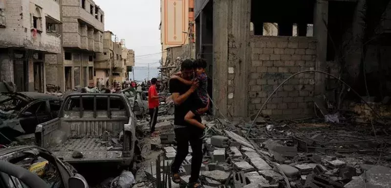 « À Gaza, au moins 200 000 des 2,2 millions d'habitants ont été déplacés après avoir fui pour sauver leur vie, leurs maisons ayant été détruites par des frappes aériennes », a fait savoir le Bureau des Nations Unies pour la coordination des affaires humanitaires (OCHA) dans un communiqué.