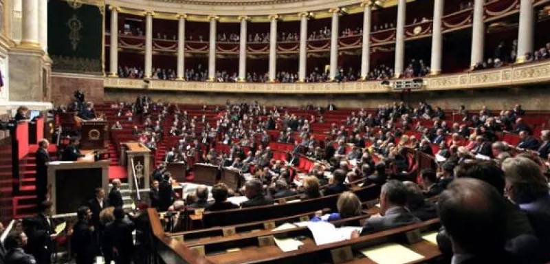 la tenue d'un débat parlementaire sans vote fait polémique au sein de la classe politique en France