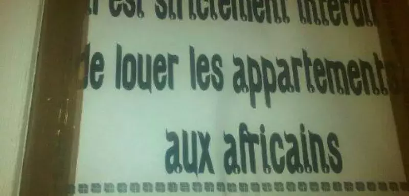 Des messages racistes dans le hall des immeubles marocains