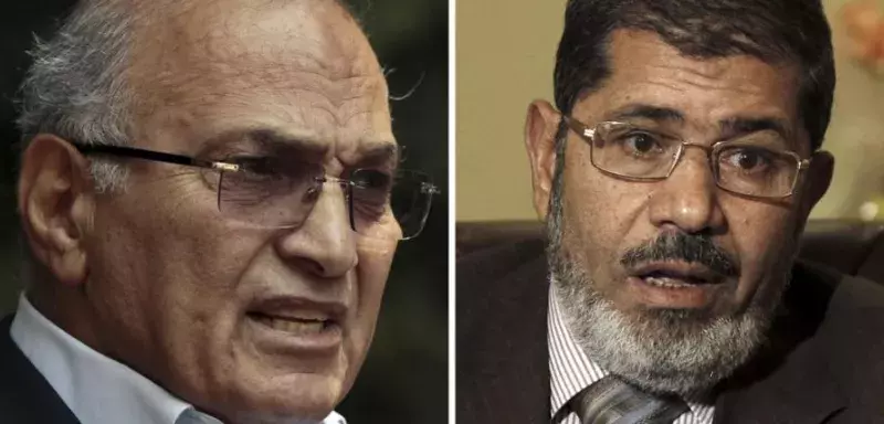 L’armée tente en fait de gagner du temps pour délimiter les prérogatives du futur président qui sera vraisemblablement l’islamiste Mohamed Morsi (à droite) Ph DR