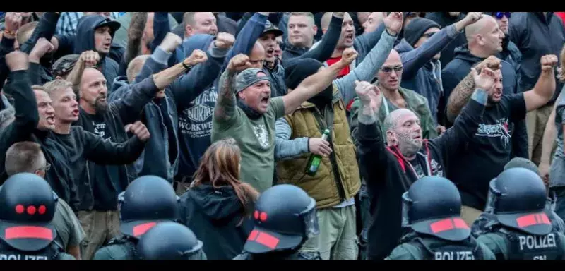 Le salut nazi dans la rue... (DR)