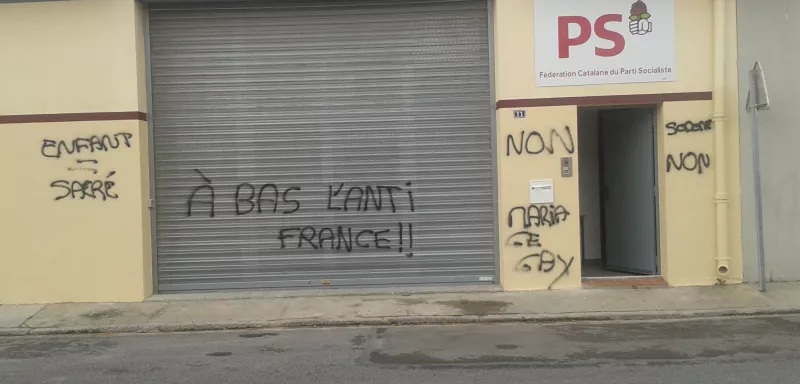 Les riverains de la fédération socialiste des Pyrénées-Orientales voient depuis vendredi ces « tags » qui transpirent l'homophobie...