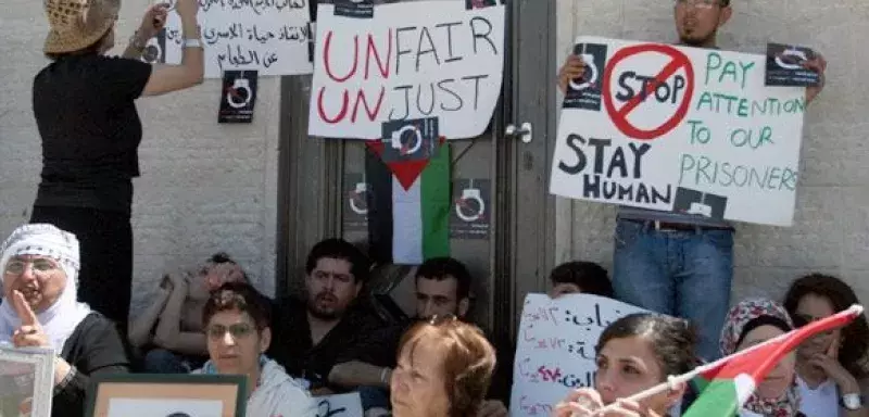Les prisonniers palestiniens protestent contre leurs conditions de détention et la brutalité de leurs geôliers (DR)