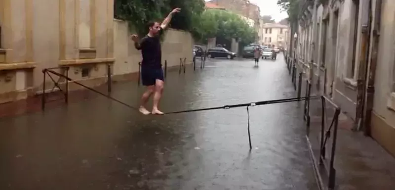 Les images des inondations à Montpellier ont afflué sur la Toile, comme le montre cette vidéo du funambule sur eau Raphaël Bellec.