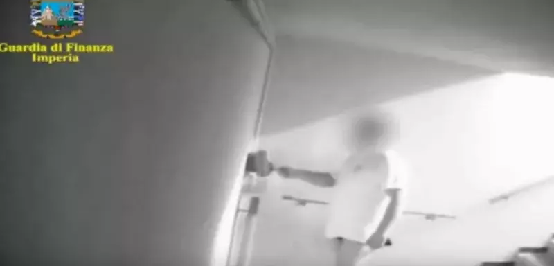 Vidéo de surveillance montrant un employé pointant en slip kangourou
