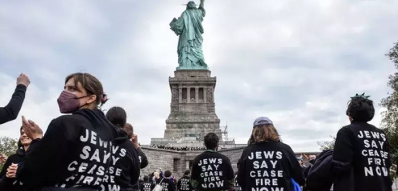 Contre les bombardements de Gaza, 300 000 personnes ont marché à Washington, 500 juifs rassemblés au Pied de la statue de la Liberté 