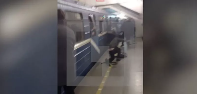 Après le déclenchement de la bombe meurtrière, un vidéaste amateur a filmé les passagers en train de sortir mort ou vif, entre sidération et panique du métro explosé. (Capture d'écran LifeNews)