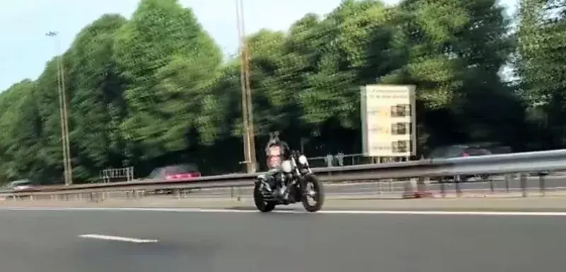 La moto fantôme a bien roulé seule sur l'A4 pendant plusieurs kilomètres. (Capture d'écran)