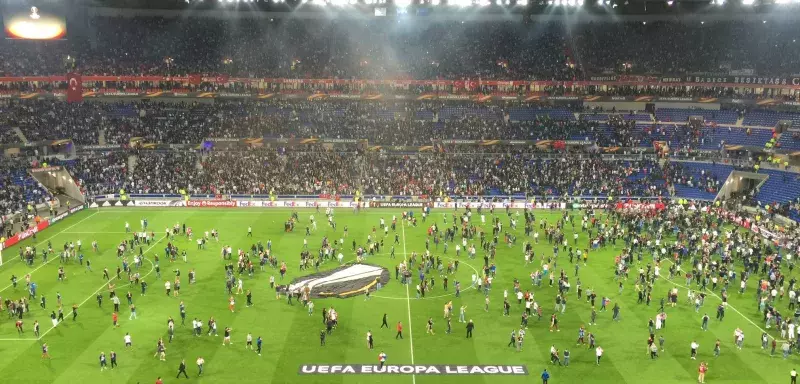 Suite aux violences intervenues dans les tribunes du stade lyonnais, de nombreux supporters ont envahi la pelouse avant le début de match qui a été reporté de 45 miniutes. 