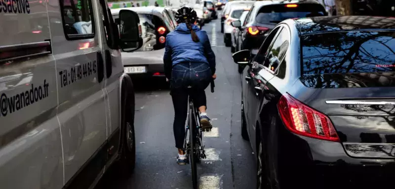 Découvrez la mise en place d'un péage urbain à Paris dès le 1er juillet pour lutter contre la pollution et les embouteillages, une décision qui divise l'opinion publique.