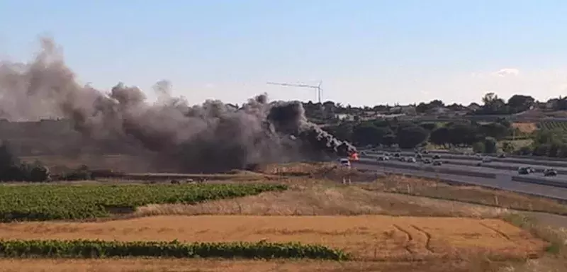 Camion en feu sur l'A9, un témoin de Médiaterranée rend compte de la scène en photo et en vidéo. (© Gérard Francès)