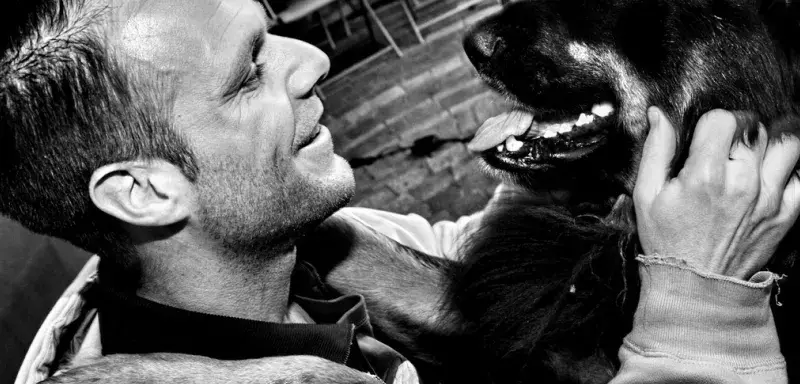 En cage à la SPA de Montpellier, comme aujourd’hui dans la création de son association Anymal, Rémi Gaillard est toujours guidé par l’amour éternel de son chien Titou et des bêtes en général. (DR)
