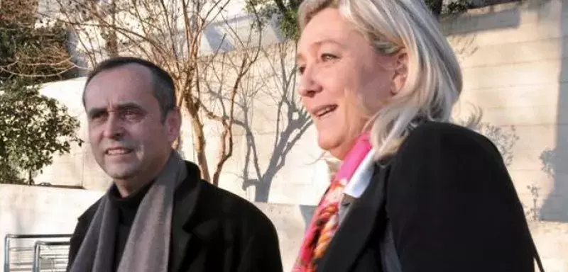 Robert Ménard, ici aux côtés de Marine Le Pen, veut un retour de la blouse dans les écoles de Béziers. (Twitter/@franceinter) 