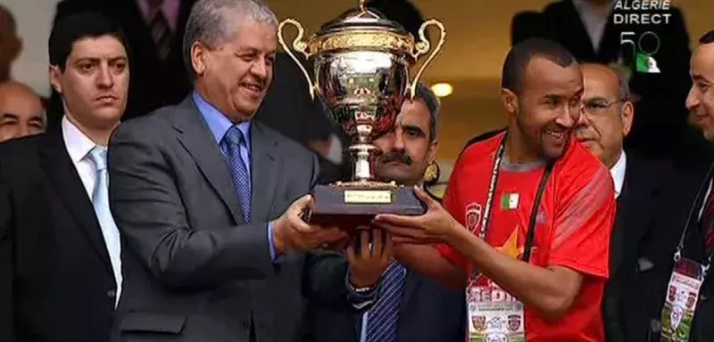en l'absence de Bouteflika, le premier ministre, Abdelmalek Sellal, a remis la Coupe à l'USMA... (DR)