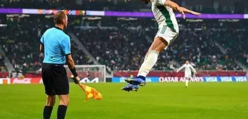Mohammed Belaili après sont but lors de la demi-finale Algérie-Qatar