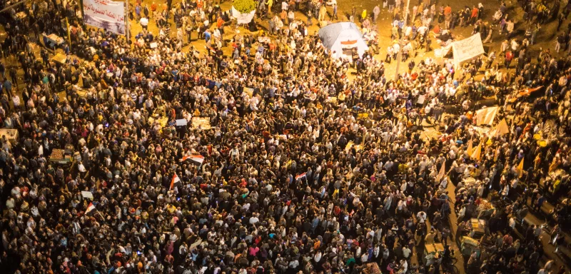  Des groupes de "résistants" tentent désormais d'observer un sit-in sur la place Tahrir. Et il ne sont pas prêts de baisser les bras... (Xinhua)