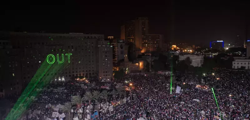 Pendant le discours de Mohamed Morsi, des dizaines de milliers d’opposants, réunis au Caire, réclamaient son départ. (Xinhua)  