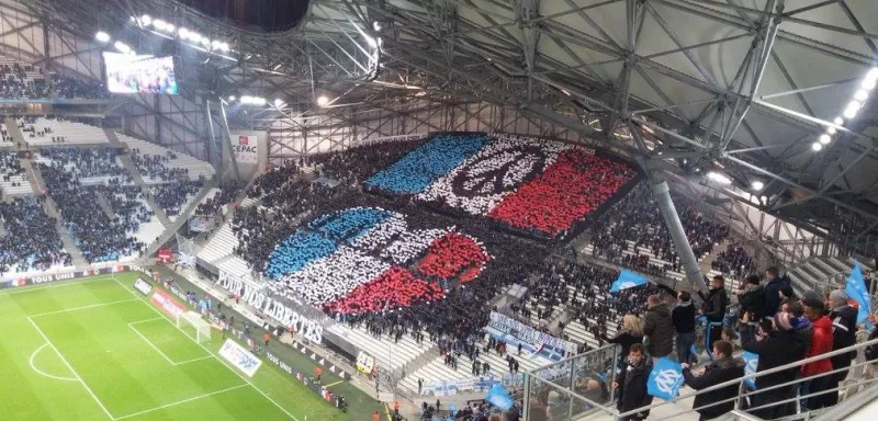 Avant le début du match OM-ASM, les ultras marseillais ont présenté ce soir un superbe tifo aux couleurs nationales bleu blanc rouge, avec l’emblématique Tour Eiffel, en hommage aux victimes des attaques terroristes du 13 novembre. (Marseille/Facebook)