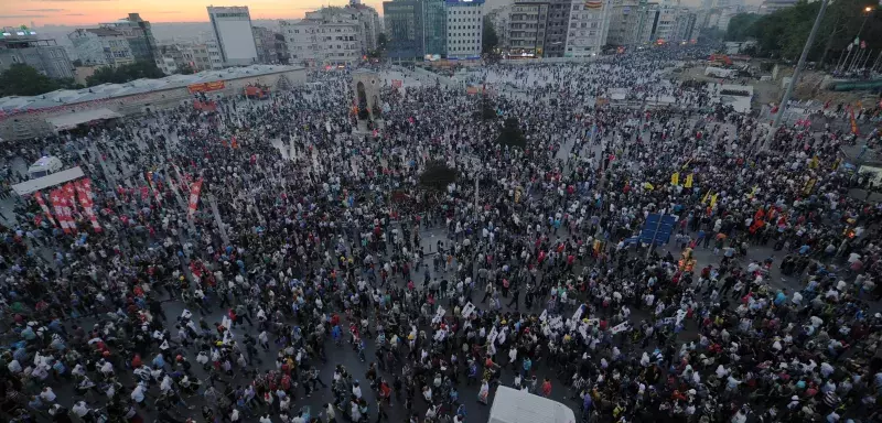 la place Taksim d’Istambul noire de monde... (Xinhua)