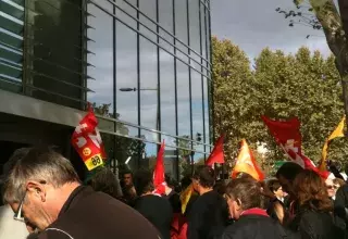 Les salariés de l'Indépendant, réunis devant leur siège, à Perpignan.