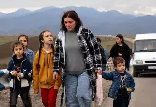 Haut-Karabakh : plus de 100.000 personnes se réfugient en Arménie, la république autoproclamée de l’Artsakh rattachée à l’Azerbaïdjan 