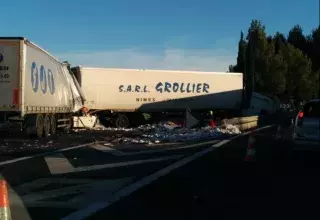Une photo de l’accrochage des deux camions à Lunel, entre Nîmes et Montpellier. (Christophe Lautier/Twitter) 