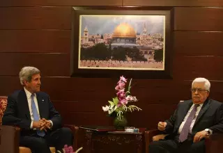 Mahmoud Abbas en compagnie du secrétaire d'Etat américain John Kerry... (Xinhua)