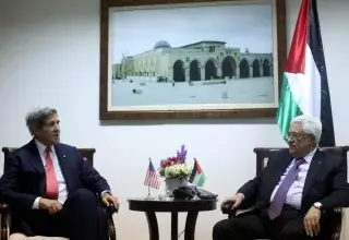 Mahmoud Abbas en compagnie du secrétaire d'Etat américain John Kerry... (Xinhua)