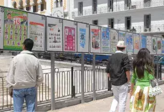 les algériens ne se bousculent pas pour contempler les affiches électorales... (DR)