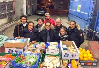 Arash Derambarsh et les bénévoles de Courbevoie avaient ramassé 70 kg de denrées périmées à Carrefour, ce soir du 30 janvier. (DR)