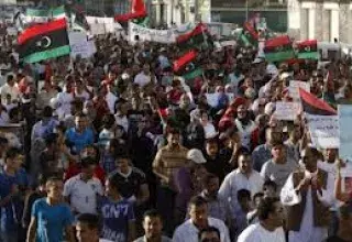 Des centaines de citoyens exédés par les agissements des salafistes ont attaqué leurs bases à Benghazi... (DR)