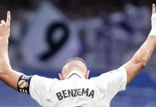 Karim Benzema célébrant l'un de ses trois buts lors de la victoire du Real Madrid contre Valladolid.