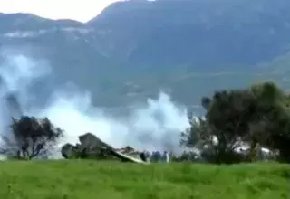 Une fumée noire qui se dégageait de l’appareil en feu était visible de l'autoroute reliant Alger à Blida... (DR APS)