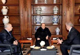 Bouteflika en compagnie du premier ministre et du chef d'état-major... (Xinhua)
