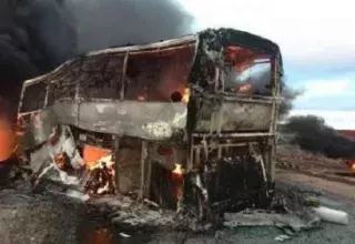 le bus a pris feu après l'explosion du camion... (DR)