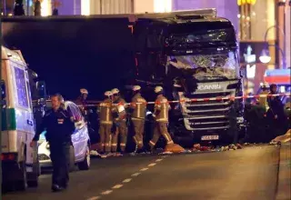 Un peu plus de 6 mois après l'attentat terroriste perpétré à Nice, en France, voici le camion qui a foncé sur la foule, ce soir, au coeur du marché de Noël de Berlin en Allemagne. (Capture d’écran Le Figaro/Twitter)