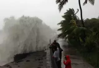Des vagues de 10 mètres de haut peuvent être générées par le cyclone Dumile. (Capture d'écran YouTube © Christophe Chevallier)
