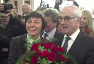 Socialistes, Martin Malvy (dernier président de la région Midi-Pyrénées) et Damien Alary (dernier président de la région Languedoc-Roussillon) ont remis ensemble un bouquet de rose à Carole Delga, la première présidente de la nouvelle région LRMP. 